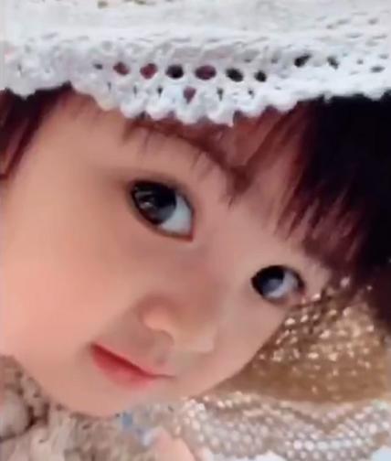 Sinh ra bị họ hàng kém duyên chê bai diện mạo, 4 năm sau bé gái lột xác đến bố mẹ cũng ngỡ ngàng-3