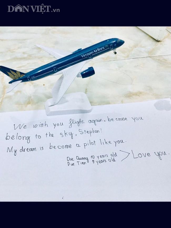 Lời chúc cảm động của 2 cậu bé Việt gửi phi công người Anh trên chuyến bay hồi hương-1