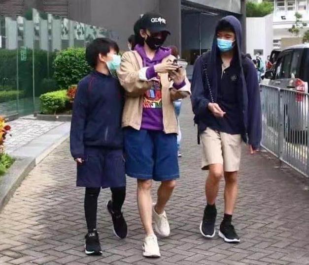 Con trai cả Trương Bá Chi điển trai, body 6 múi khi mới 13 tuổi-8