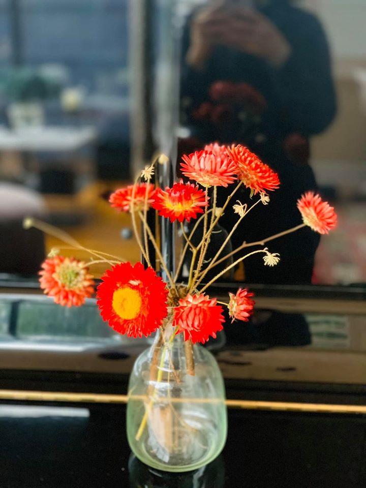 Những lọ hoa đồng nội gợi nhớ tuổi thơ của người phụ nữ gốc Việt-3