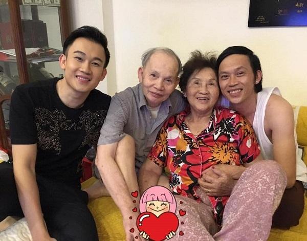 Quây quần bên bố mẹ, Hoài Linh - Dương Triệu Vũ lộ rõ điểm khác biệt-1