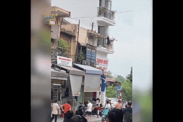 Clip: Hết hồn nhìn người phụ nữ mặc váy ngủ đứng đung đưa ngoài ban công-1