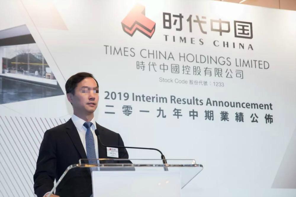 Giám đốc tài chính bị cách chức sau clip ân ái với bạn gái trên taxi-3