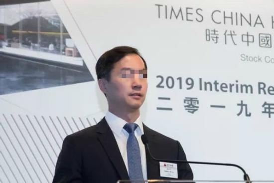 Giám đốc tài chính bị cách chức sau clip ân ái với bạn gái trên taxi