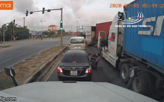 Clip: Đèo bạn gái núp bóng xe tải tránh nắng, thanh niên thích thể hiện, khiêu khích với tài xế xe tải-2