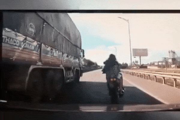 Clip: Đèo bạn gái núp bóng xe tải tránh nắng, thanh niên thích thể hiện, 'khiêu khích' với tài xế xe tải