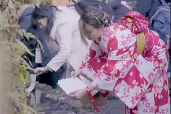 Ngôi đền nghìn tuổi cho du khách xem bói bằng nước