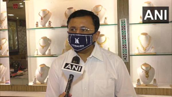 Xuất hiện khẩu trang kim cương giá 130 triệu đồng, nhà giàu săn lùng mùa Covid-19-2