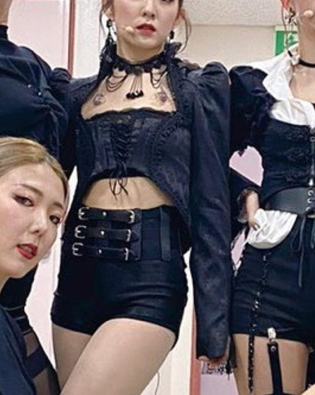 Stylist Red Velvet lên tay: Chế áo cho Irene mặc sexy, quý tộc ăn đứt người mẫu hãng-3