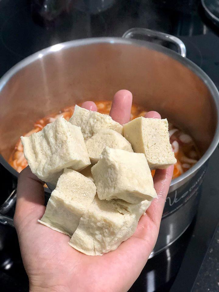 Ngỡ đậu phụ đông đá bỏ đi nhưng sau 10 phút chế biến của mẹ Hà Nội có ngay món ngon-2