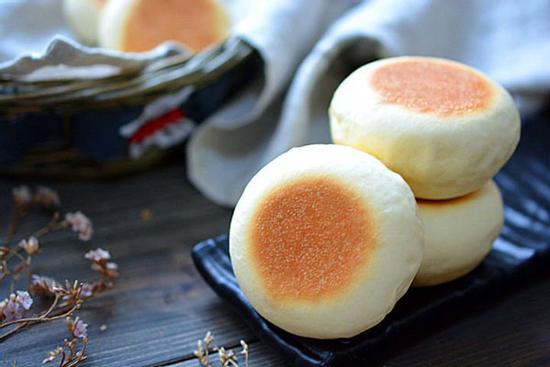 Không cần lò nướng, các chị vào mà xem cách làm bánh mì sữa xốp mềm bằng chảo đây này!