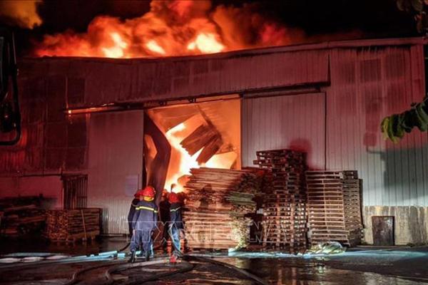 Hàng nghìn m2 nhà xưởng của công ty nội thất bị thiêu rụi trong đêm-1