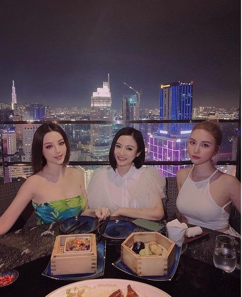 Hội chị em chẳng chung huyết thống vẫn giống nhau kết nạp thêm Huyền Baby - Hạnh Sino và Hương Giang - Salim, Quỳnh Anh Shyn-1