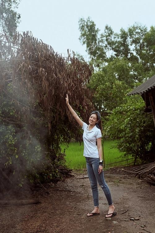 Hoa hậu Hoàn vũ Khánh Vân chọn áo mưa giấy, dép lào làm trang phục dân tộc-1