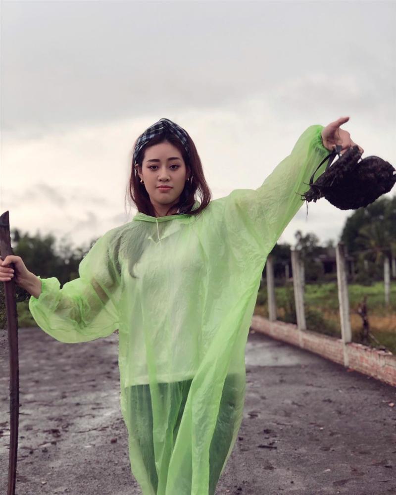 Hoa hậu Hoàn vũ Khánh Vân chọn áo mưa giấy, dép lào làm trang phục dân tộc-2