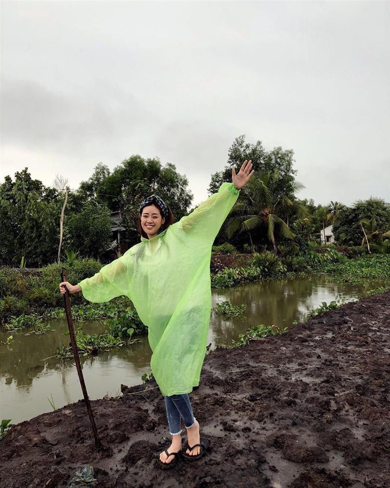Hoa hậu Hoàn vũ Khánh Vân chọn áo mưa giấy, dép lào làm trang phục dân tộc-3