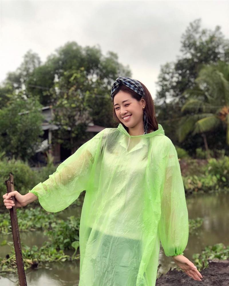 Hoa hậu Hoàn vũ Khánh Vân chọn áo mưa giấy, dép lào làm trang phục dân tộc-4