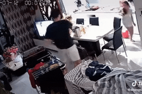 Clip: Bị vợ call video đúng lúc dẫn gái về nhà, ông chồng định múa rìu qua mắt thợ-1