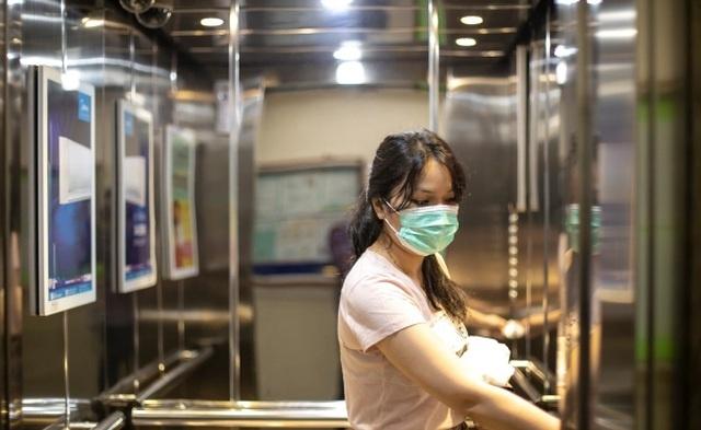 Chỉ 60s đi thang máy một mình, người phụ nữ lây Covid-19 cho 71 người khác-1