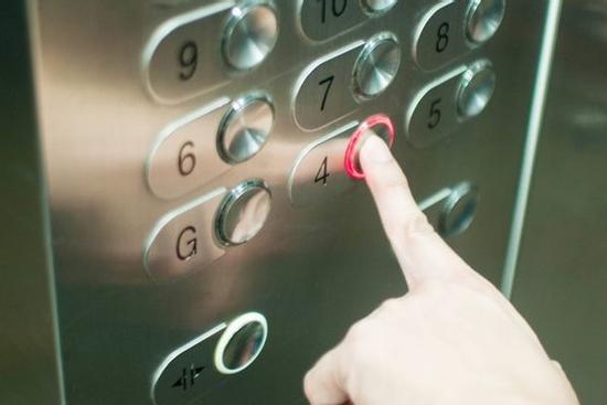 Chỉ 60s đi thang máy một mình, người phụ nữ lây Covid-19 cho 71 người khác