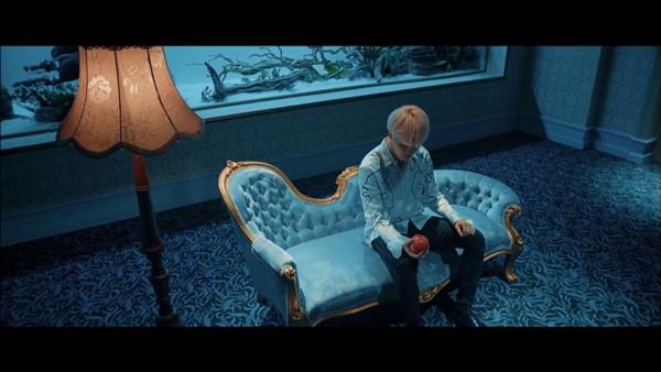 Apple G-Friend: 9 bí ẩn kết nối MV của BTS, TXT, G-Friend còn lâu bạn mới biết-5