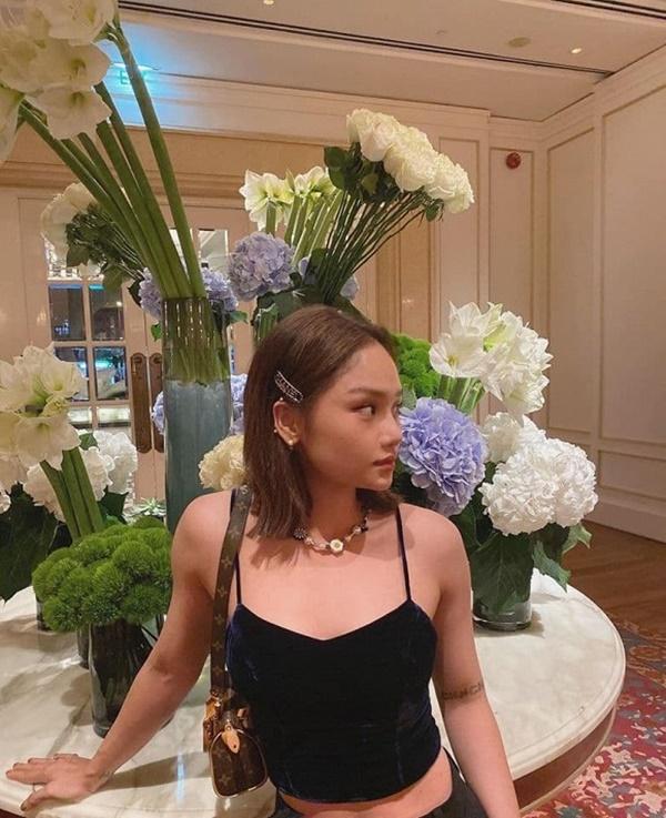 Mở đầu tin sao Việt ngày 14/07 là hình ảnh Miu Lê đăng tải trên trang cá nhân của mình, cô viết: "Con người ta ác chiến như vậy mà có đứa kia nó kêu: Miu hết đát! Tức chớ". Có thể thấy nữ ca sĩ rất bức xúc khi bị chê và cô không ngại phản ứng thể hiện cảm xúc