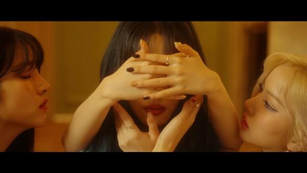 Apple G-Friend: 9 bí ẩn kết nối MV của BTS, TXT, G-Friend còn lâu bạn mới biết-11