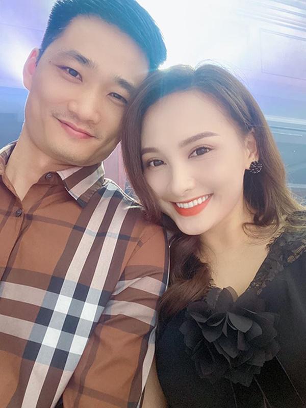 Bảo Thanh được chồng hộ tống đưa đi dự sự kiện