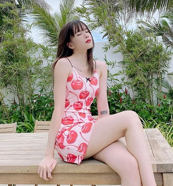 Ngồi chụp ảnh dưới nắng, Thiều Bảo Trâm chia sẻ: "Ánh nắng cũng không làm làn da trắng của em lo lắng vì em đã xịt kem chống nắng nhé"