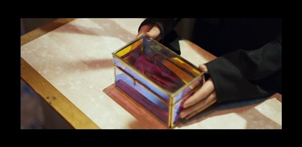 Apple G-Friend: 9 bí ẩn kết nối MV của BTS, TXT, G-Friend còn lâu bạn mới biết-17