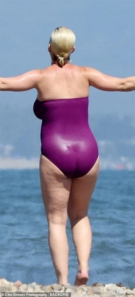 Sắp lâm bồn, Katy Perry tự tin diện đồ bơi lộ những vết rạn đùi chằng chịt-4