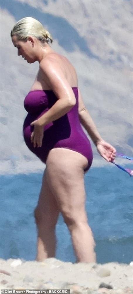 Sắp lâm bồn, Katy Perry tự tin diện đồ bơi lộ những vết rạn đùi chằng chịt-3