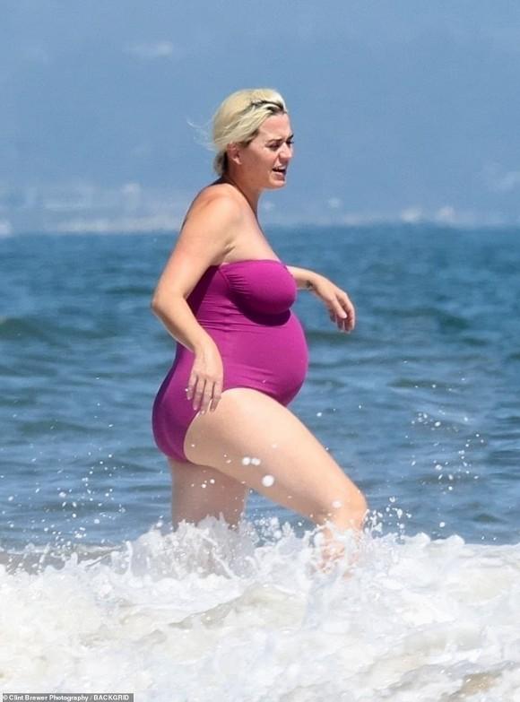 Sắp lâm bồn, Katy Perry tự tin diện đồ bơi lộ những vết rạn đùi chằng chịt-1