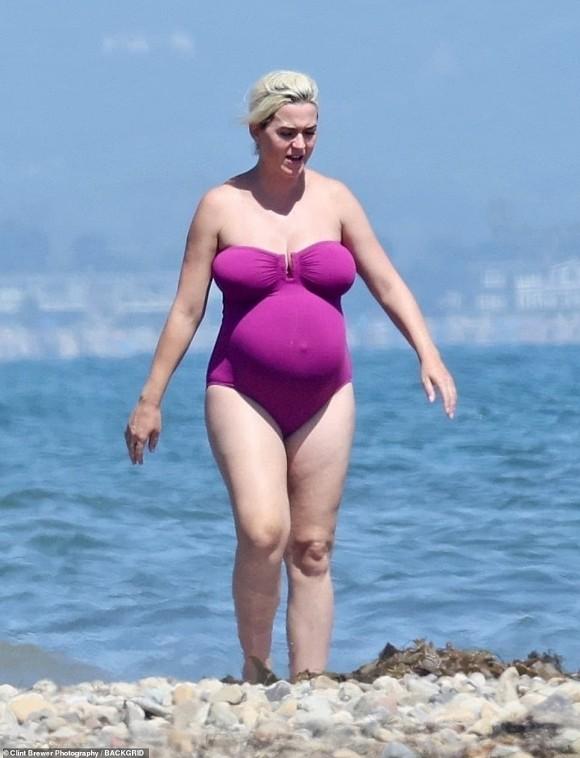 Sắp lâm bồn, Katy Perry tự tin diện đồ bơi lộ những vết rạn đùi chằng chịt-5