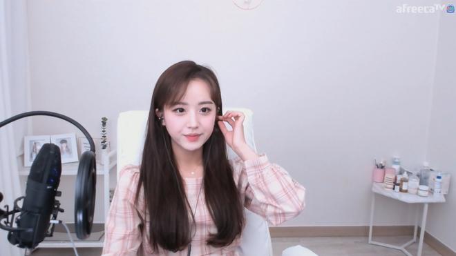 Nữ streamer hút fan chỉ nhờ cảnh buộc tóc, nhận tiền tỷ khi phát sóng-1