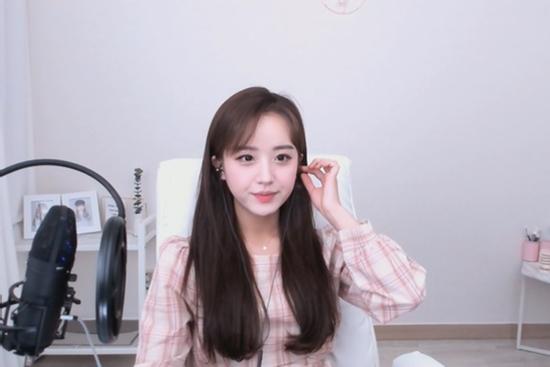 Nữ streamer hút fan chỉ nhờ cảnh buộc tóc, nhận tiền tỷ khi phát sóng