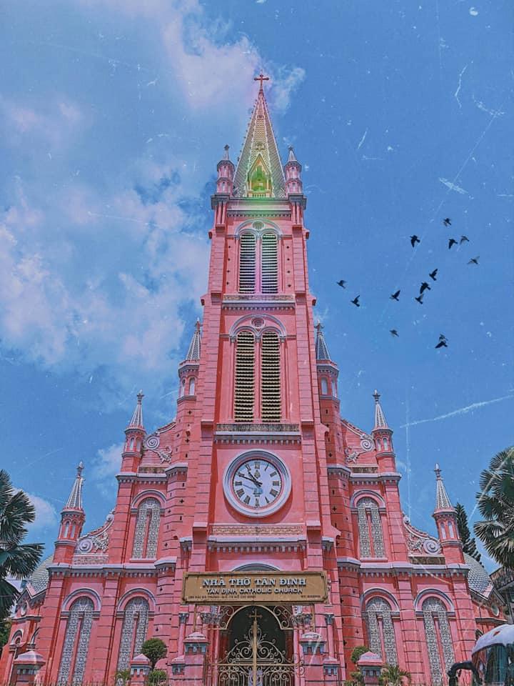 Giới trẻ khoe ảnh check-in nhà thờ màu hồng có 1-0-2 ở Sài Gòn-1