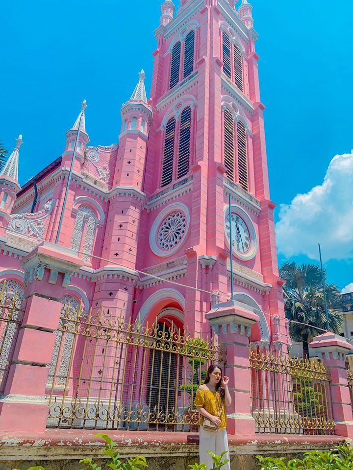 Giới trẻ khoe ảnh check-in nhà thờ màu hồng có 1-0-2 ở Sài Gòn-7