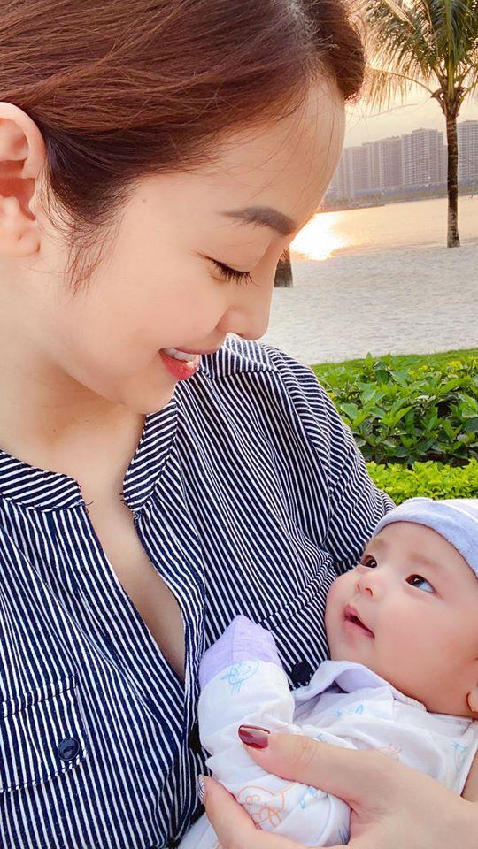 Lâu lâu mới lên sóng, con gái 6 tháng tuổi của Jennifer Phạm biểu cảm cực dễ thương-6