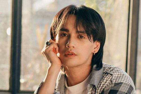 Nguyễn Trần Trung Quân - Denis Đặng gây tranh cãi khi treo băng rôn, in tên lên quà từ thiện-9