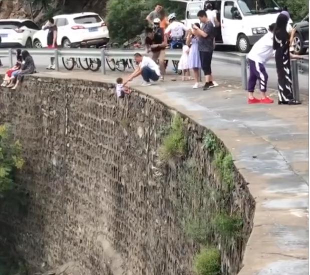 Bố đánh đu con ở vách núi cao 1.000m chỉ để... sống ảo cho hoành tráng-1