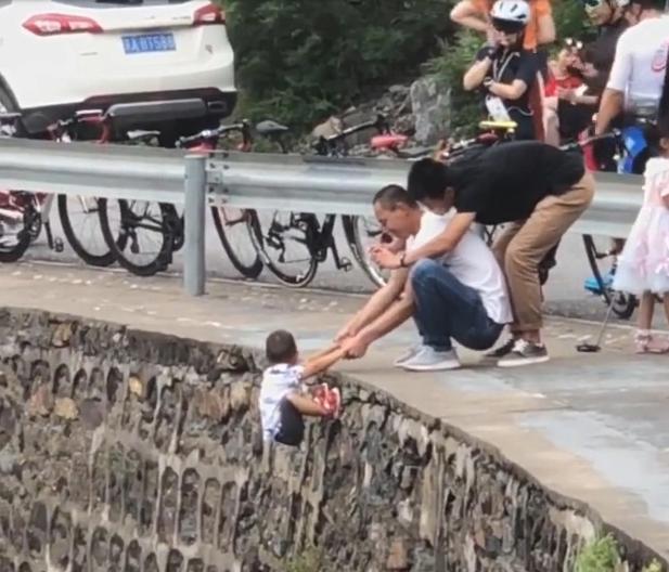 Bố đánh đu con ở vách núi cao 1.000m chỉ để... sống ảo cho hoành tráng-2