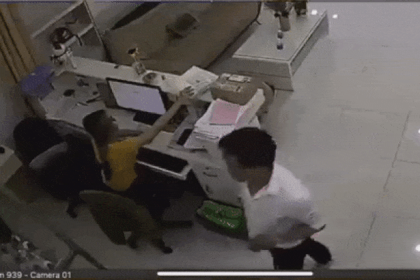 Phẫn nộ cô gái trẻ bị nhóm thanh niên chuốc rượu bất tỉnh rồi giở trò thú tính-3