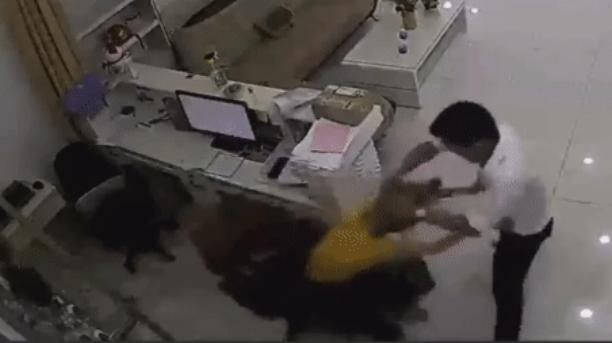 Clip: Nữ nhân viên văn phòng đột nhiên bị thanh niên lạ mặt lao tới tát lia lịa, xong rồi bỏ đi-1