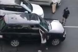 Clip: Người phụ nữ chặn xe bắt quả tang chồng ngoại tình gây tắc nghẽn giao thông