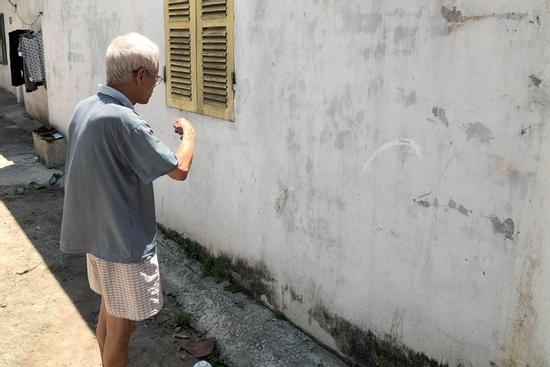 Vụ bé lớp 1 bị bố bạn đấm hộc máu mồm: Hàng xóm nói đối tượng từng hành hung một học sinh lớp 4, cho rằng 'đầu óc không bình thường'