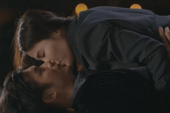 Nhan Phúc Vinh đánh vật 6 tiếng với cảnh hôn Diễm My 9X