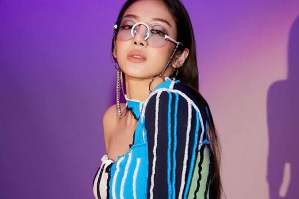 Bao năm qua, đến giờ fan SNSD mới biết được... màu tóc thật của Hyoyeon-5