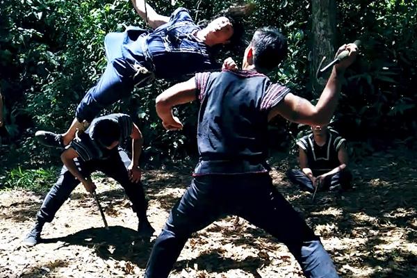 Hậu trường hài hước trong Hướng Dương Ngược Nắng: Nữ diễn viên bị xe tông bởi... 1 chiếc đèn-9