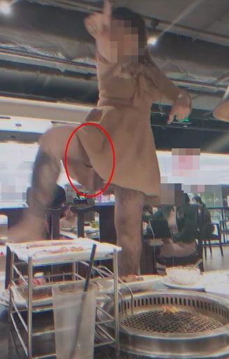 Đang ngồi ăn, cô gái bất ngờ đứng lên ghế nhảy nhót hở cả nội y-2